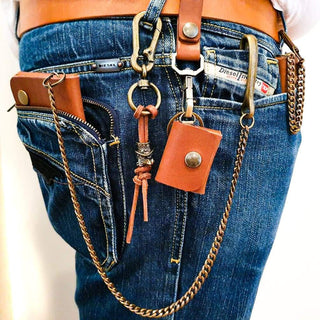 SHINBORU Lederwaren erzeugt handgemachte Ketten für Bikerbörsen, Schlüsselketten, Schlüsselanhänger, persönliche Geschenke, Lederschalen, Taschenleerer, Kappen, Caps und Accessoires aus Leder.